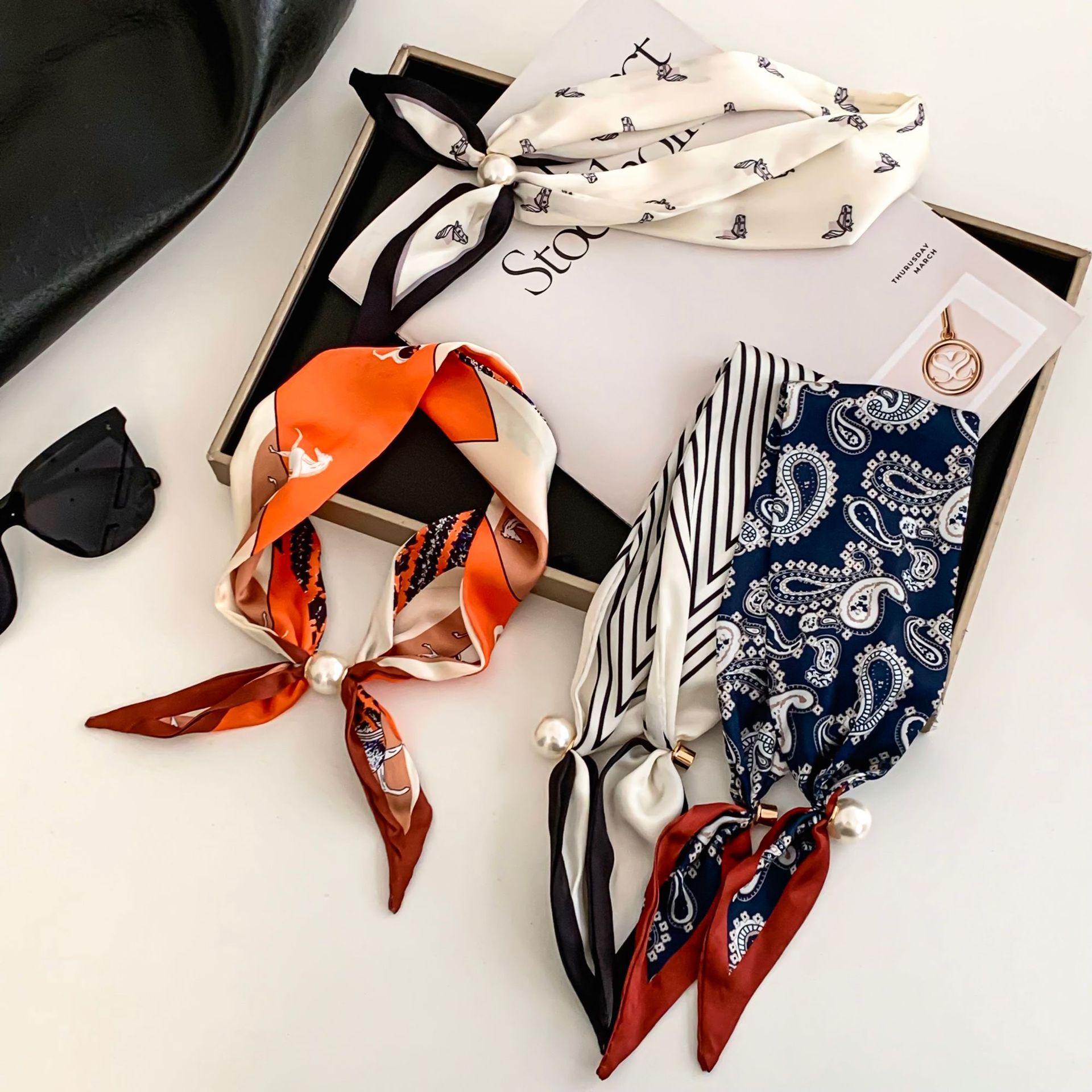 Cashew Flower Silk Scarf Effor - Pearl Trim Chain recensie en prijs