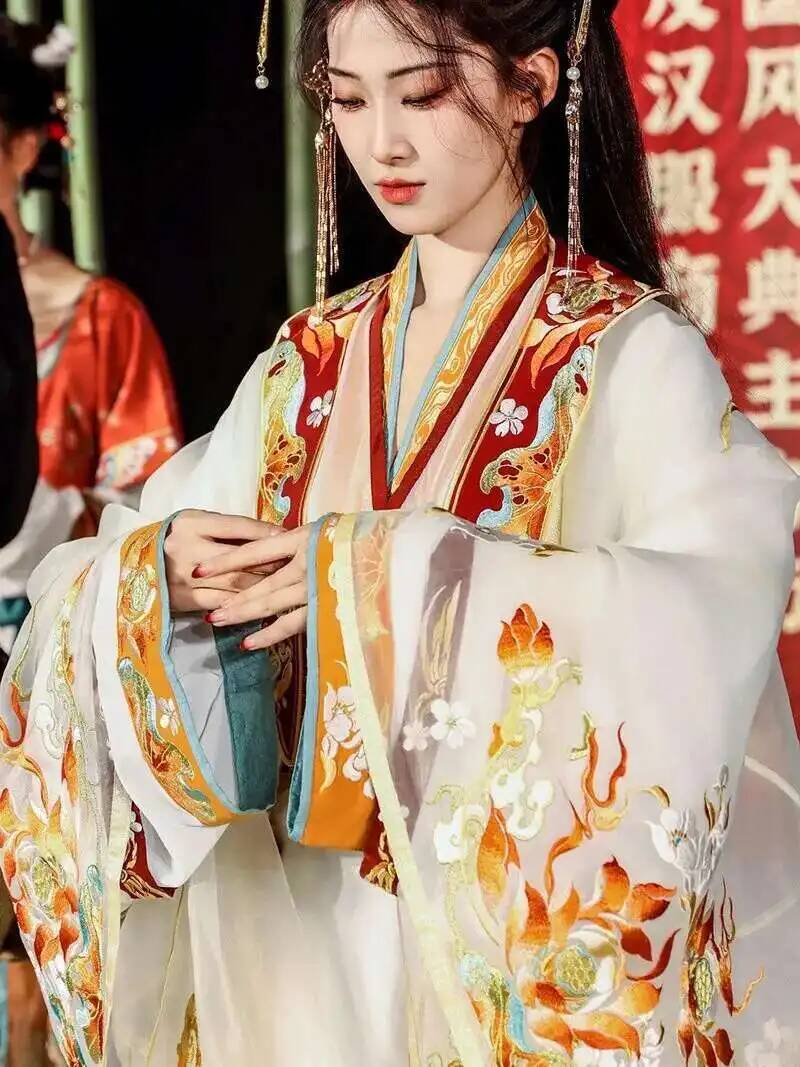 Ming Dynasty Hanfu Embroidery  - Embroidery Craft recensie en prijs